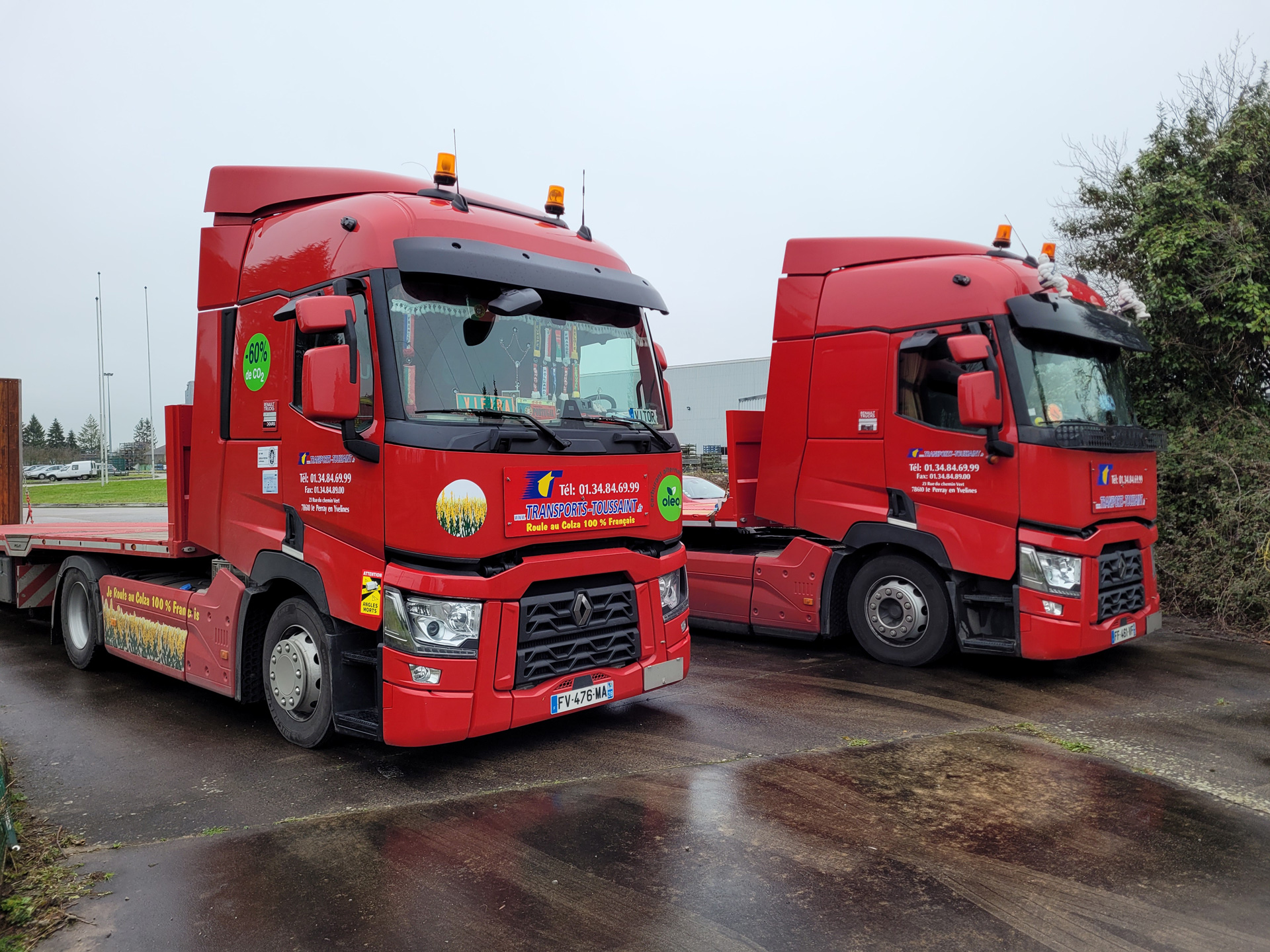 Deux tracteurs rouges Renault Trucks de Transports Toussaint stationnés à Le Perray-en-Yvelines, illustrant leur flotte moderne pour le transport routier en Île-de-France.
