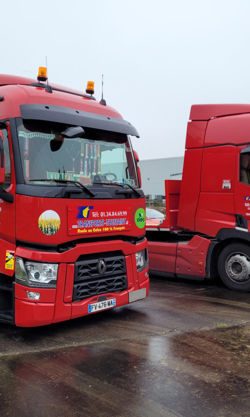 Deux camions Renault Trucks T 480 B100 rouges de Transports Toussaint stationnés à Le Perray-en-Yvelines, illustrant leur flotte moderne et leur présence dans la région Île-de-France pour leurs services de transport.